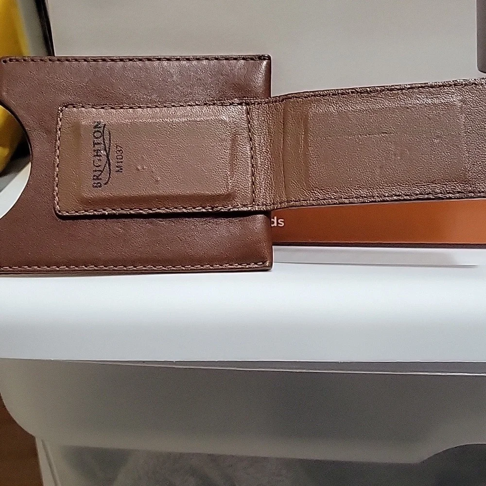 Brighton Man's brown leather embossed M1037 money clip/ card holder.